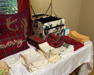 Lots of nice linen napkins - various colors!  
