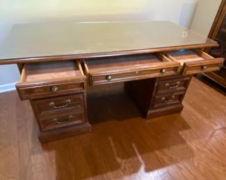 Beautiful, well made Vintage Desk - great condition!