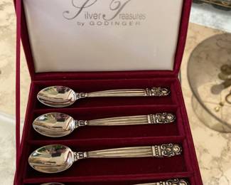 Godinger silver treasures spoon set in box 