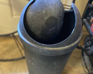 Wastebasketnin garageb