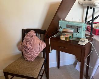Vintage Singer Sewing Machine w/Cabinet. Yes, it works!