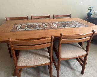 Danish Teak dining table 8 chair and 2 detachable additional side drop leaves.