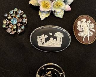 Vintage Brooches Wedgewood, Royal Crown Derby