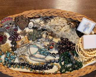 Beautiful collections, Victorian, and antique jewelry are sweet