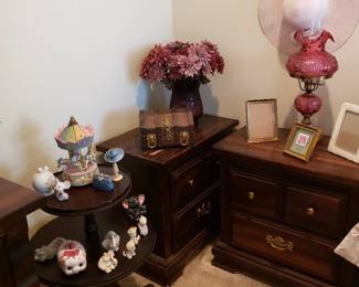 MID CENTURY DARK WOOD BEDSIDE TABLES & DUNCAN PHYFE 2 TIER TABLE