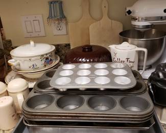 BAKING PANS, MUFFIN PANS & COOKIE SHEETS