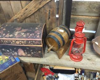 275. Barrels, lanterns, wooden boxes.