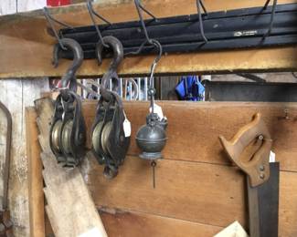 303. Weighing measures with hooks, saws