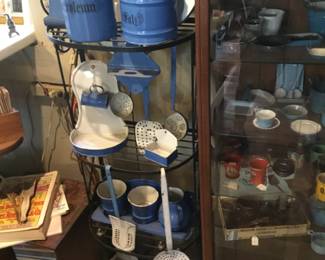 371. Large set of kitchen tools.