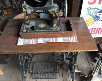 226. Vintage Singer sewing machine with table, foot pedal.