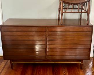 Merton Gershun for American of Martinsville MCM Walnut 6-Drawer Lowboy Dresser