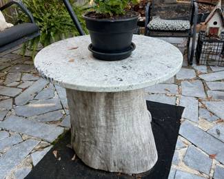 Marble top - round (on a stump)