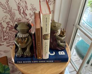 Frog bookends