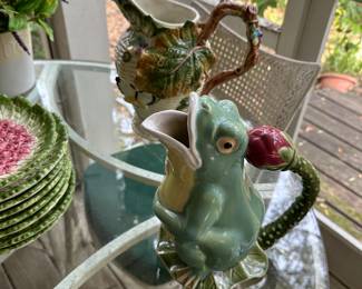 Frog pitcher