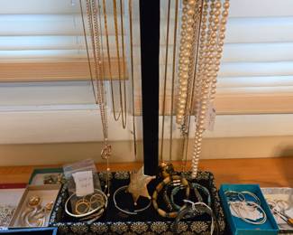 Assortment of jewelry