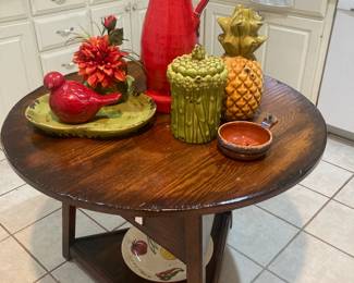 2-tier cricket table; colorful accessories