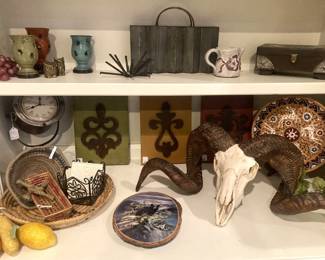 Miscellaneous décor