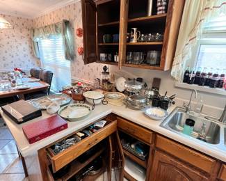 Fondue pots and knife sets