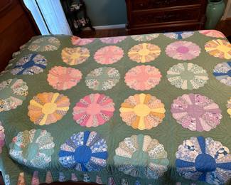 antique high quality hand pieced and hand quilted quilt