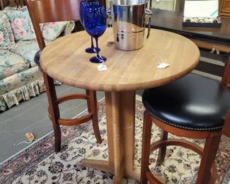 Pub Table
2 Leather Seat Barstools
Ice Bucket