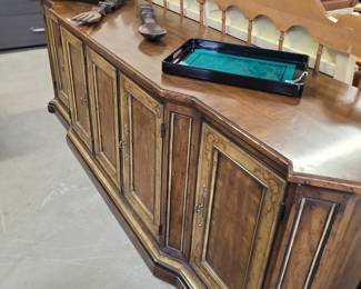 Lacquered Tray
Buffet
Lacquered box with napkin rings, coasters and placemats