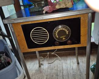 Vintage Motel radio