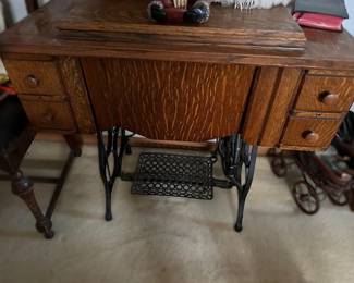 Antique Singer Sewing Machine Cabinet