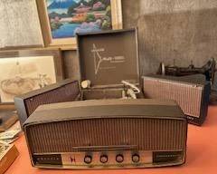 Table Top Stereo With Speakers