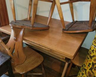 Smaller maple dining table with pull out sides and 4 chairs 