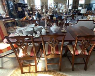 Henkel Harris mahogany dining table & 8 chairs with 2 extra leaves & pads. EXCELLENT CONDITION!