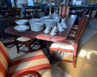 Henkel Harris mahogany dining table & 8 chairs with 2 extra leaves & pads. EXCELLENT CONDITION!