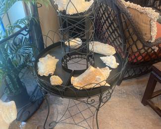 Metal wire plant stand - Seashells