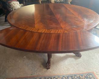 Round mahogany dining table w/5 crescent shaped leaves
