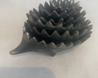 Nesting metal hedgehogs
