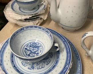 Blue and white chinese rice eye grain set featuring dragons