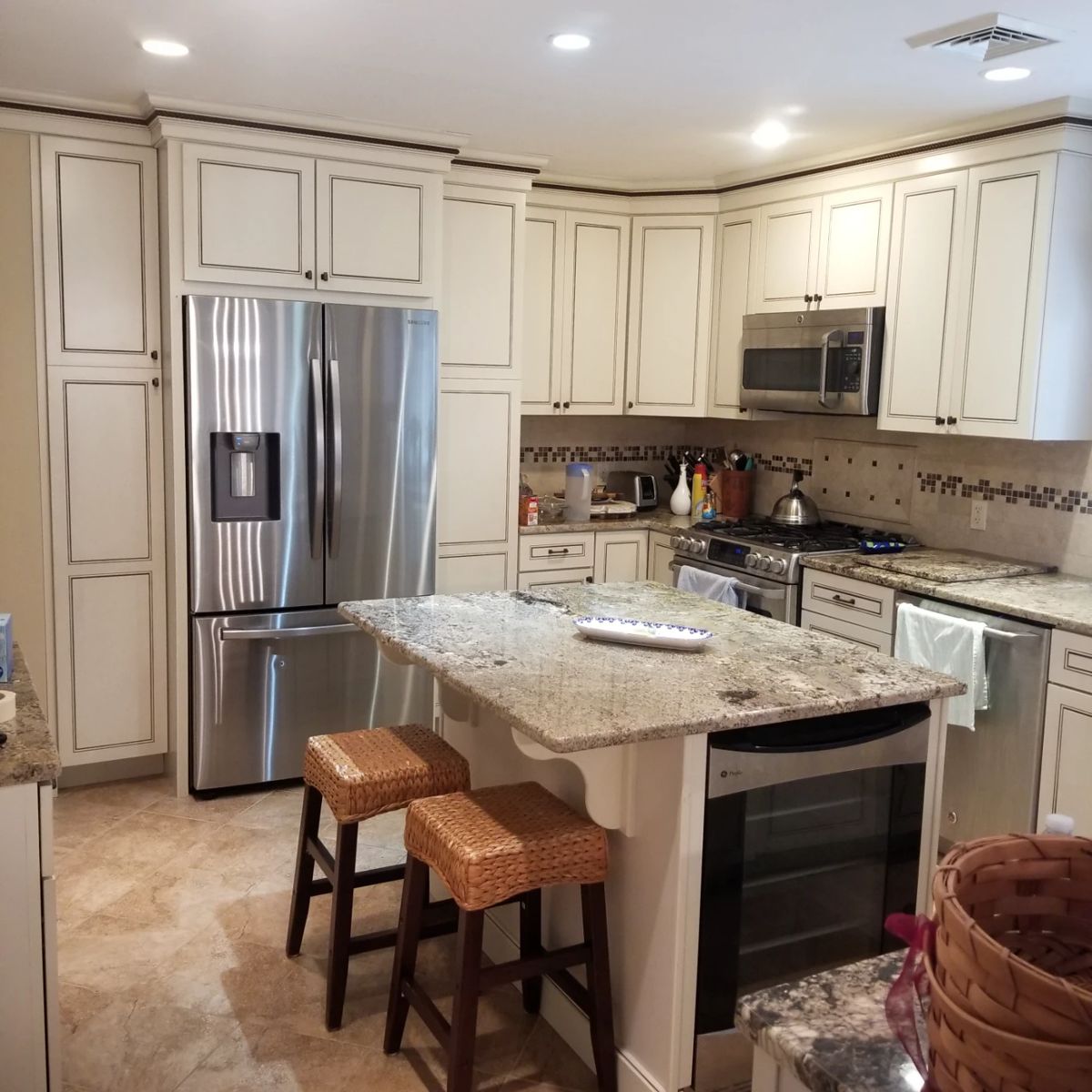Lovely KraftMaid kitchen with plenty of upper & base cabinets plus an island
