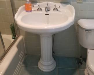 Pedestal sink