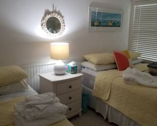 Bedroom furnishings - one queen bed