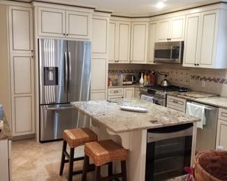 Lovely KraftMaid kitchen with plenty of upper & base cabinets plus an island