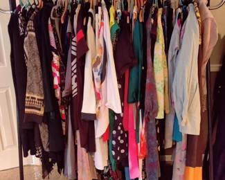 NAME BRAND-LADIES MED-XL....SOME SMALLS, NICE MEN'S SUIT, WOMENS/LADIES SHOE'S BOOTS 7 1/2 AND 8...MAYBE OTHER SIZES 