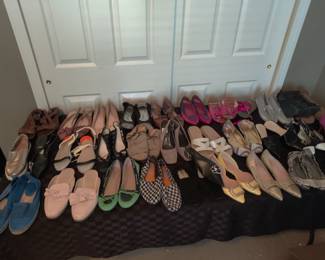 NAME BRAND-LADIES MED-XL....SOME SMALLS, NICE MEN'S SUIT, WOMENS/LADIES SHOE'S BOOTS 7 1/2 AND 8...MAYBE OTHER SIZES 