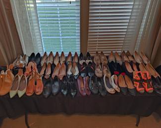 NAME BRAND-LADIES MED-XL....SOME SMALLS, NICE MEN'S SUIT, WOMENS/LADIES SHOE'S BOOTS 7 1/2 AND 8...MAYBE OTHER SIZES 