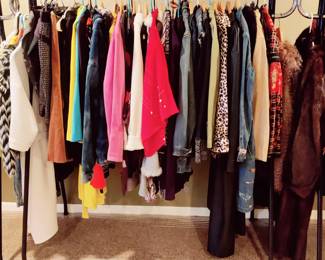 NAME BRAND-LADIES MED-XL....SOME SMALLS, NICE MEN'S SUIT, WOMENS/LADIES SHOE'S BOOTS 7 1/2 AND 8...MAYBE OTHER SIZES 