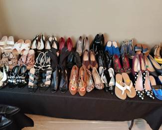 NAME BRAND-LADIES MED-XL....SOME SMALLS, NICE MEN'S SUIT, WOMENS/LADIES SHOE'S BOOTS 7 1/2 AND 8...MAYBE OTHER SIZES 