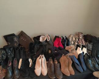 NAME BRAND-LADIES MED-XL....SOME SMALLS, NICE MEN'S SUIT, WOMENS/LADIES SHOE'S BOOTS 7 1/2 AND 8...MAYBE OTHER SIZES 