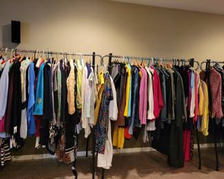 NAME BRAND-LADIES MED-XL....SOME SMALLS, NICE MEN'S SUIT, WOMENS/LADIES SHOE'S BOOTS 7 1/2 AND 8...MAYBE OTHER SIZES 