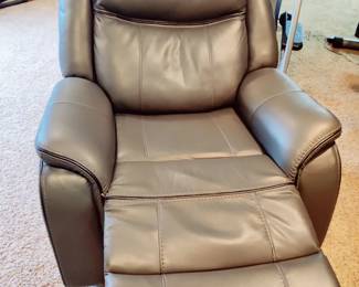 3 PIECE "FAUX" LEATHER(FEELS LIKE THE REAL DEAL) RECLINING SOFA/COUCH, CONSOLE LOVESEAT, AND CHAIR- ALL RECLINING WITH LUMBAR SUPPORT IN GREAT CONDITION AND FEELS LIKE LEATHER(UNABLE TO CONFIRM) $400 SOFA, $350 CONSOLE LOVESEAT AND $250 CHAIR .....ALL RECLINE AND ALL PRICES ARE 1/2 OF NEW COMPARIBLE AT NFM