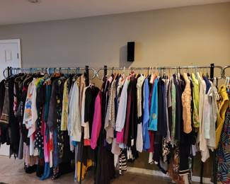 NAME BRAND-LADIES MED-XL....SOME SMALLS, NICE MEN'S SUIT, WOMENS/LADIES SHOE'S BOOTS 7 1/2 AND 8...MAYBE OTHER SIZES 