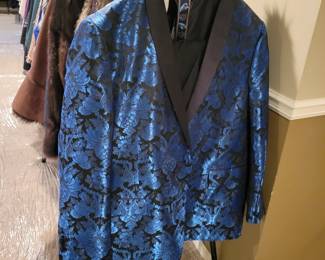 NAME BRAND-LADIES MED-XL....SOME SMALLS, NICE MEN'S SUIT, WOMENS/LADIES SHOE'S BOOTS 7 1/2 AND 8...MAYBE OTHER SIZES 