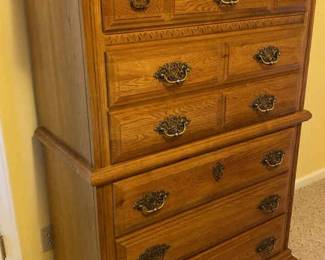 Broyhill Style 6 Drawer Wooden Dresser Unit